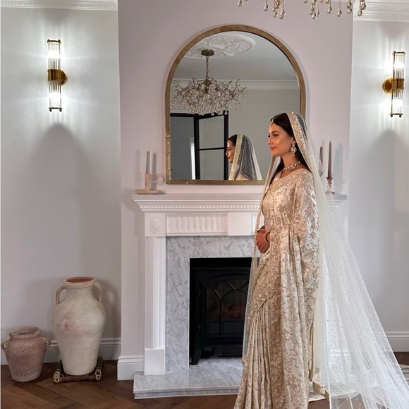 Art of Liza Ivory Bridal Sari with Veil & Readymade blouse - Picture 9 of 12